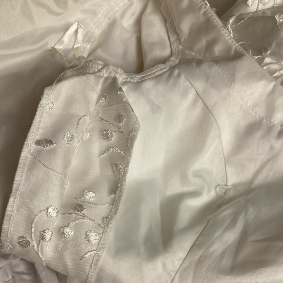 💚🤍NWOT/EMBROIDERED LACE WEDDING DRESS/ #004 - Picture 16 of 17